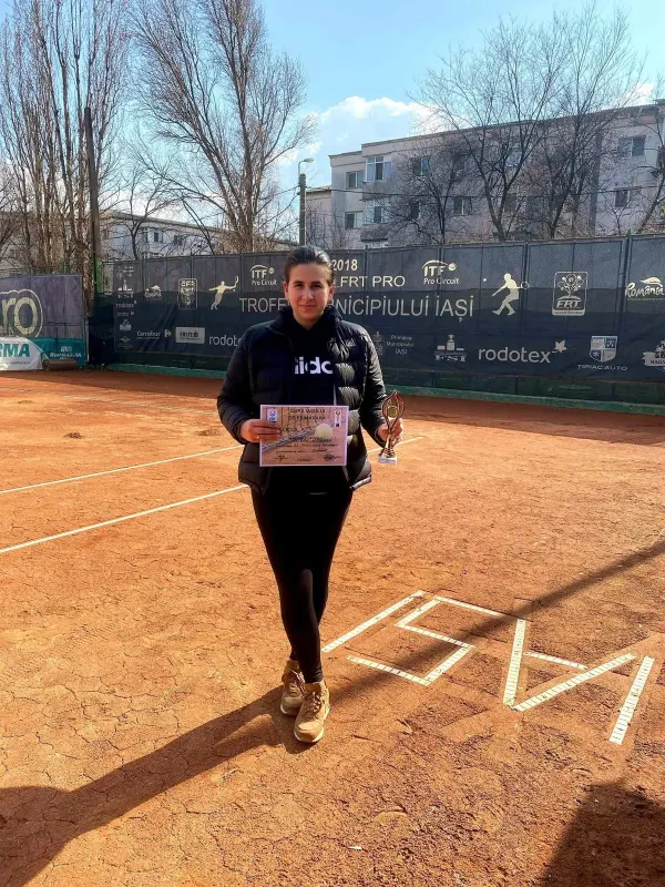 Antrenoare cu diploma și trofeul de la Cupa Iașului de Primăvară, pe terenul de zgură