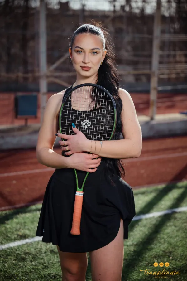 Diana-Elena Mesenciuc, antrenoare, ținând o rachetă de tenis